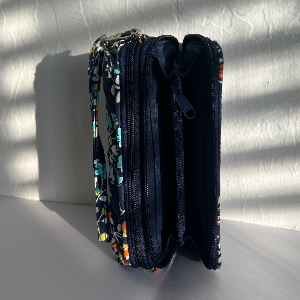 Vera Bradley wristlet - Picture 5 of 6